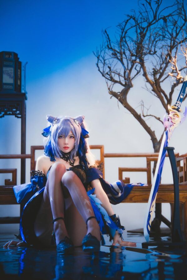 桜桃喵cos刻晴:冷蓝夜景下的原神玉衡星,展现利落身姿与清冷气场