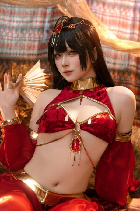 屿鱼Yukako碧蓝航线大凤COS：红金舞娘华服与航母女王气场