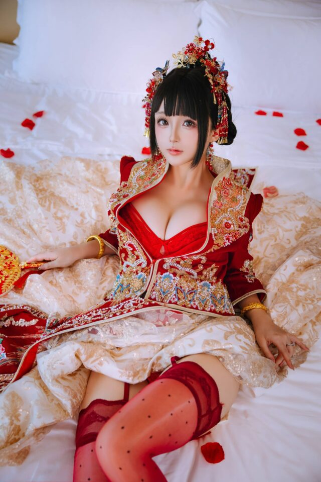 日奈娇《洞房花烛》新娘写真：刺绣嫁衣配红丝袜，尽显中式温婉
