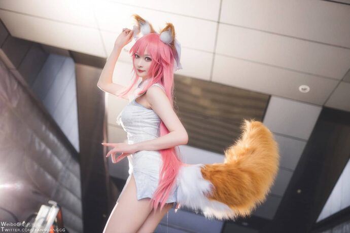 南宫COS《Fate/EXTRA》旗袍玉藻前，素白绣花长裙还原灵狐神态