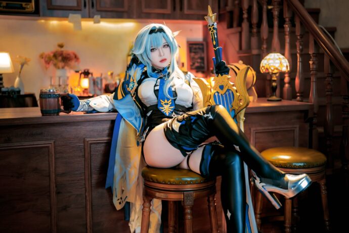 BANBANKO半半子《原神》优菈COS：浅蓝短发搭配作战服还原浪花骑士