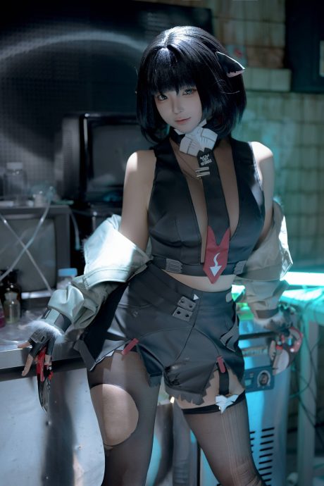 蠢沫沫Cosplay绝区零简·杜,黑红战服搭配冷冽神态还原黑街特工