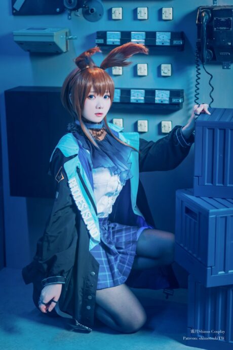 霜月shimo cosplay明日方舟阿米娅：蓝紫光影还原罗德岛领袖气质