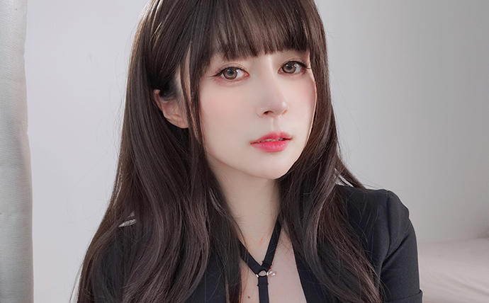 白银81写真系列：Fantia四套角色企划319张图，从御姐女上司到居家毛衣的反差演绎