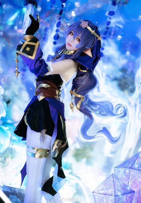 楚楚子w原神莱依拉COS图集：蓝紫星空氛围下的半梦半醒少女还原