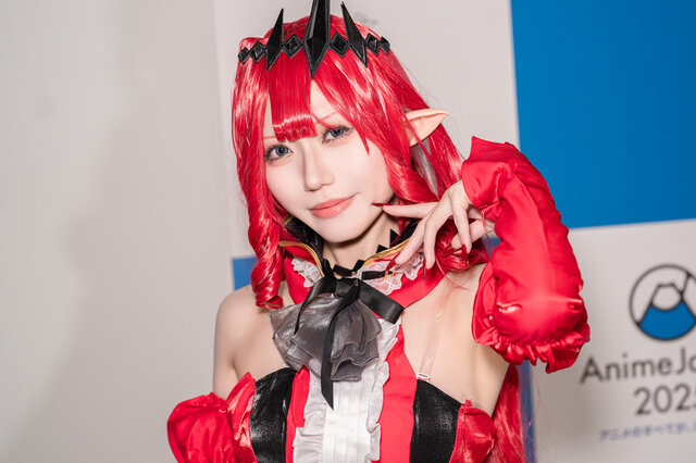 蟹nyan亮相AnimeJapan漫展，红裙COS高冷还原FGO妖精骑士芭万·希