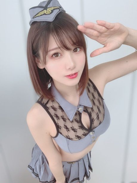 因神似三上悠亚走红二次元圈，甜美COS与泳装写真吸粉近50万