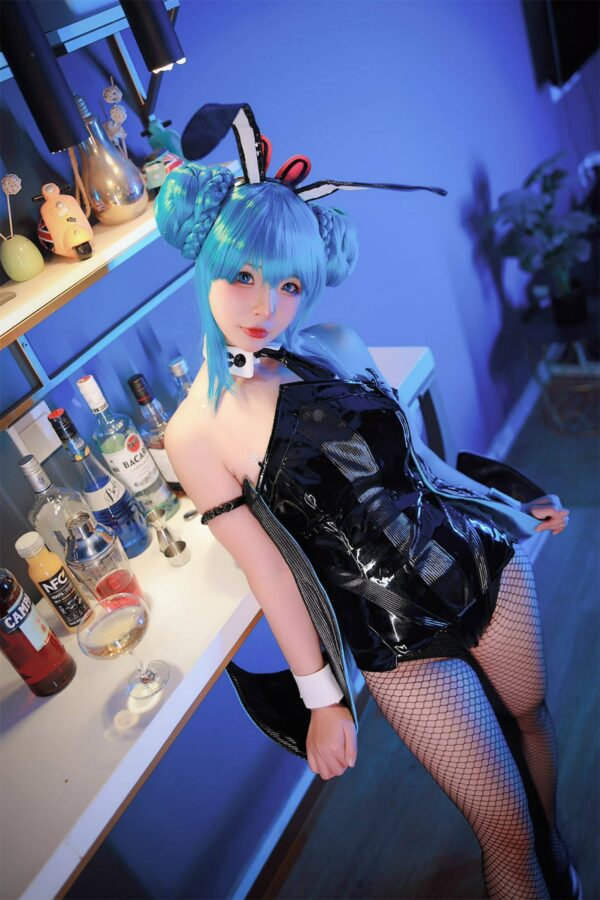 yuuhui玉汇作品：初音未来黑兔女郎COS写真，吧台光影下的灵动瞬间
