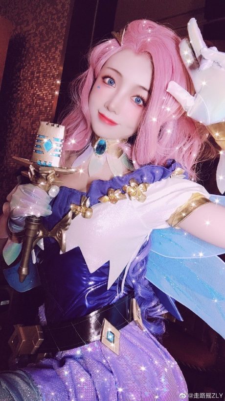走路摇ZLY《英雄联盟》萨勒芬妮COS，华丽舞台造型化身星光歌姬