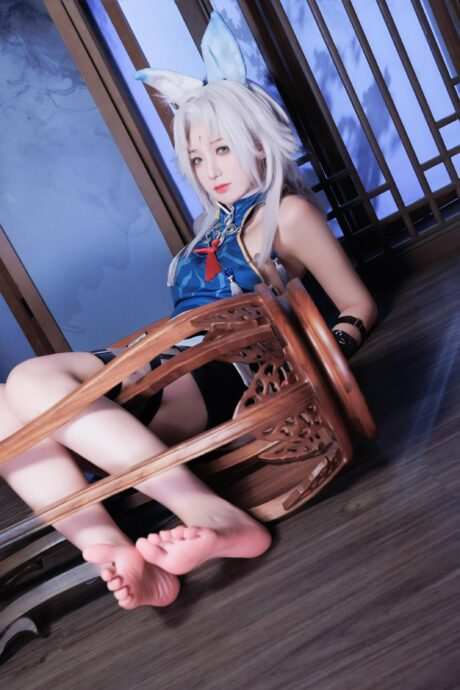 封疆疆v演绎《崩坏:星穹铁道》飞霄COS,利落战服与挺拔身姿尽显飒爽锋芒