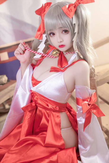 日奈娇还原《碧蓝航线》可畏巫女造型，银发红瞳尽显高冷与端庄气质