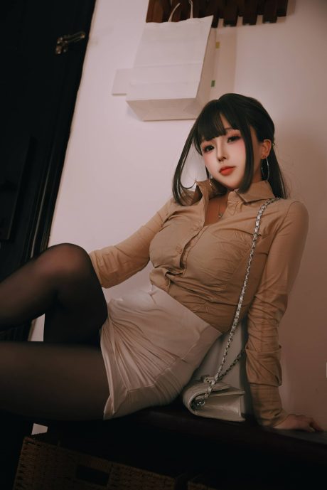 日奈娇原创摄影醉酒同事图集：职场OL下班后的居家微醺与松弛感