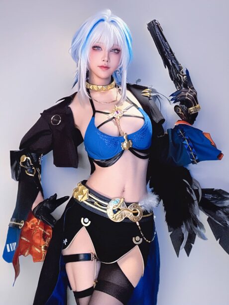 水淼aqua鸣潮角色嘉贝莉娜COS：银发持枪重现冷冽猎人气质