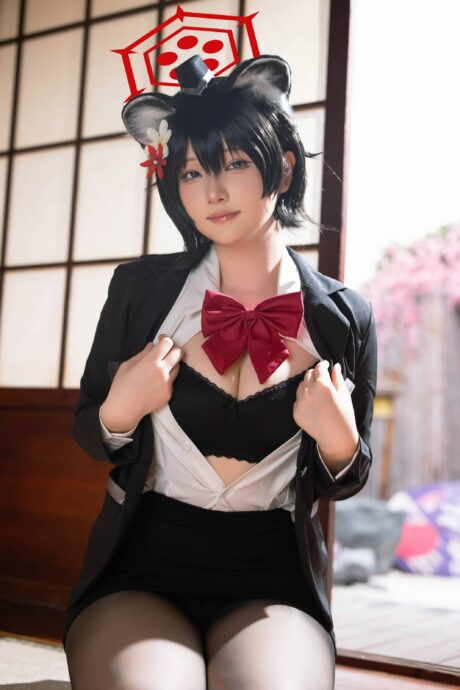 屿鱼Yukako蔚蓝档案春日椿COS:和室午后光线下的慵懒困意日常