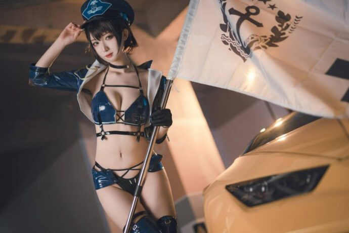 封疆疆v还原碧蓝航线巴尔的摩赛车女郎，利落短发展现飒爽赛道气场