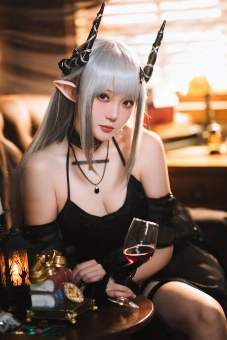明日方舟瓜希酱cos音律联觉泥岩黑色礼服写真 银发战锤重装的冷傲气场