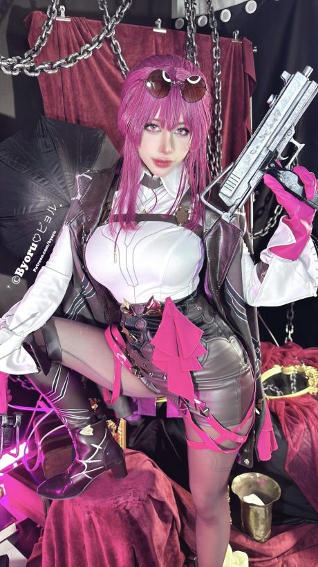 byoru cosplay《崩坏:星穹铁道》卡芙卡,皮质风衣配双枪还原冷艳气质