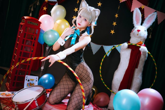日奈娇出镜原神琳妮特兔女郎COS，黑色连体衣演绎魔术助手的沉静气质
