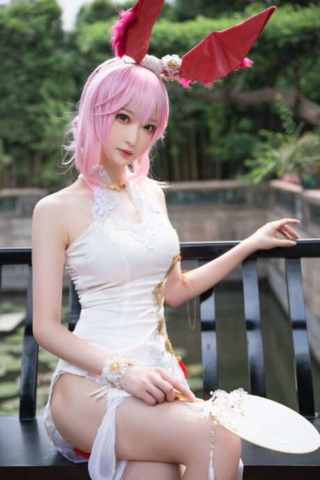 小南宫八重樱旗袍版COS写真:中式庭院里的崩坏3巫女古风演绎