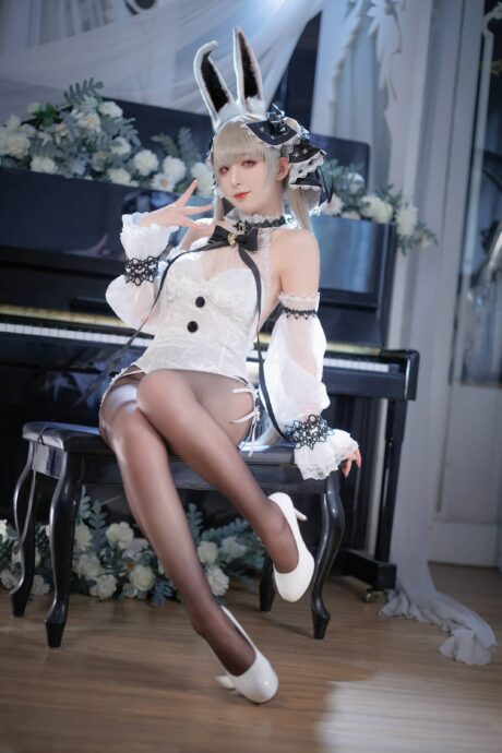 封疆疆v《碧蓝航线》可畏兔女郎COS：精致黑白蕾丝展现皇家优雅与反差