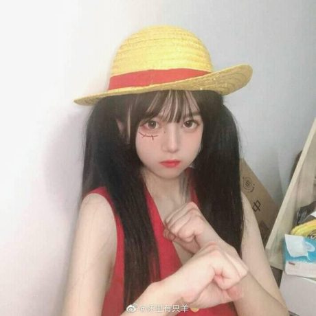 怀里有只羊海贼王女版路飞COS，经典草帽搭配红马甲尽显元气少女感