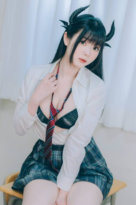 霜月shimo写真集化身校园魅魔,JK校服搭配恶魔角演绎反差魅力