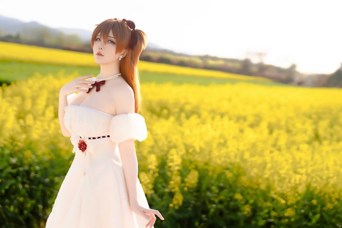 COS 星之迟迟出镜明日香，在金色花海中还原经典二号机少女