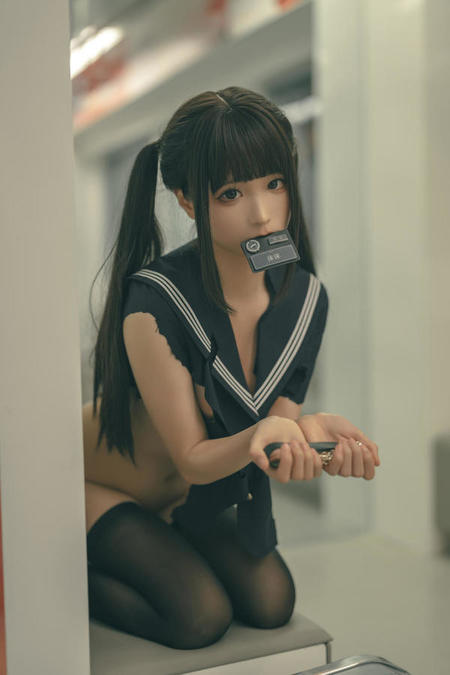 蠢沫沫地铁任务cos写真赏析:柑色制服与车厢剧情的戏剧反差
