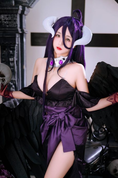 日奈娇COS《Overlord》礼服版雅儿贝德，深紫长裙配黑色羽翼尽显冷艳