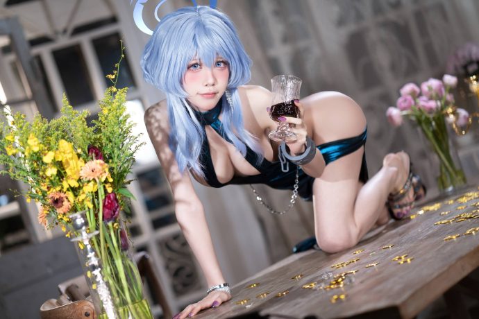 水淼aqua的cosplay图集：还原蔚蓝档案天雨亚子经典露背裙造型