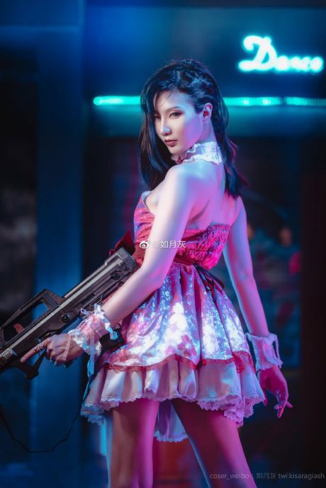 绝地求生萨拉粉裙持枪亮相，如月灰cos作品演绎战地反差魅力