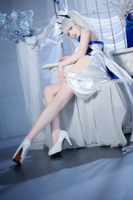 封疆疆v《碧蓝航线》可畏礼服COS，银发蓝裙诠释皇家舰娘的从容优雅