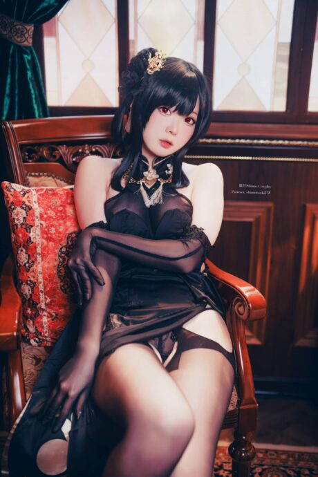 霜月shimo写真还原碧蓝航线镇海COS,黑金华服与古典布景尽显东煌雅韵
