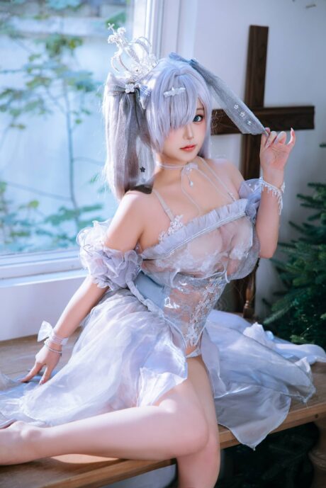 日奈娇COS《胜利女神:妮姬》灰姑娘,银发纯白礼服展现优雅清冷气质