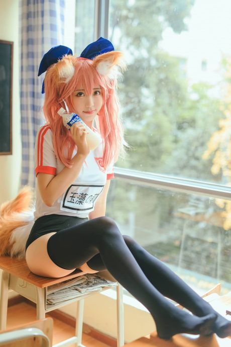 黑川cos狐妖玉藻前体操服写真，运动风装扮尽显俏皮日常
