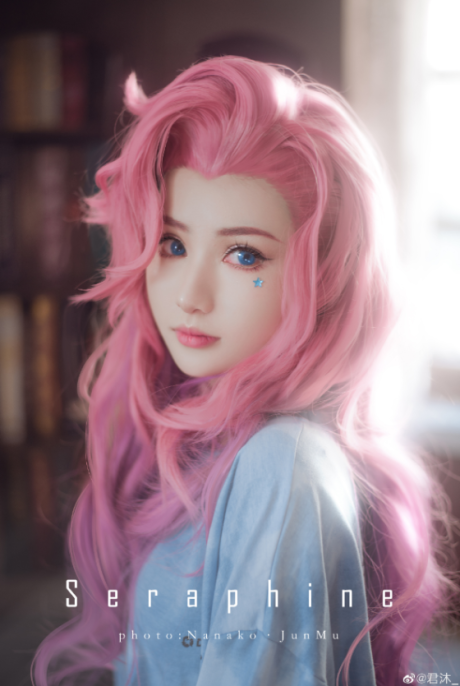 君沐出镜《英雄联盟》萨勒芬妮COS，细腻还原星籁歌姬的梦幻舞台感