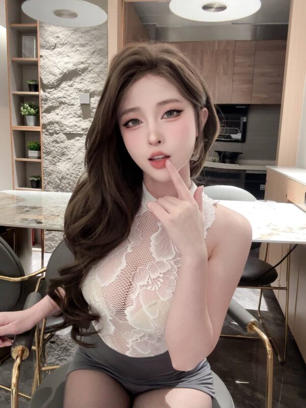 清水由乃丝袜写真：蕾丝短裙化身女秘书，招待室尽显优雅干练
