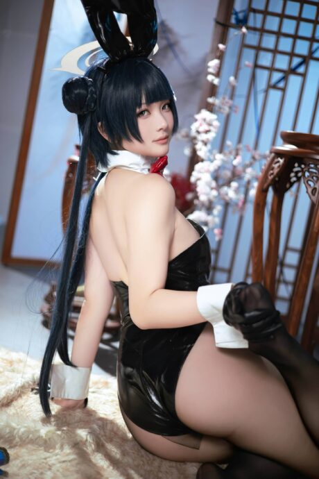 屿鱼Yukako出镜蔚蓝档案龙华妃咲COS,古典屏风下的兔女郎造型
