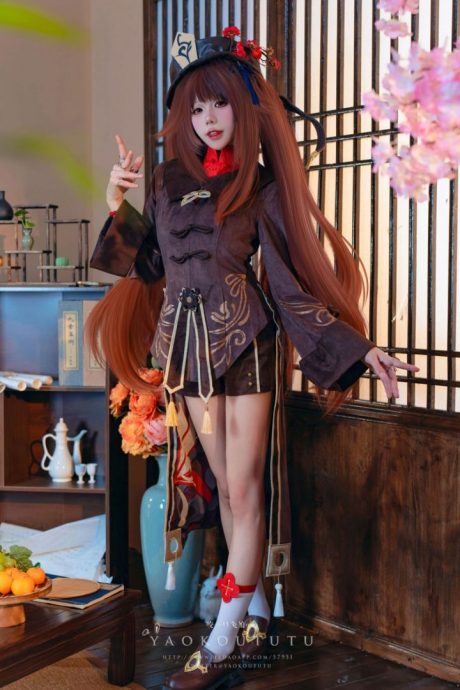 咬一口兔娘ovo写真化身原神胡桃，精致妆造还原往生堂堂主灵动神韵