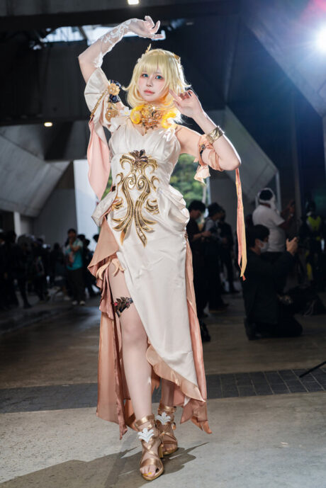 卡鲁比漫展COS《崩坏：星穹铁道》阿格莱雅，优雅身姿再现黄金裔领袖气场