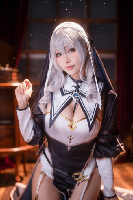 ElyEE子COS白银诺艾尔,修女骑士装扮细腻展现Hololive圣职者风采