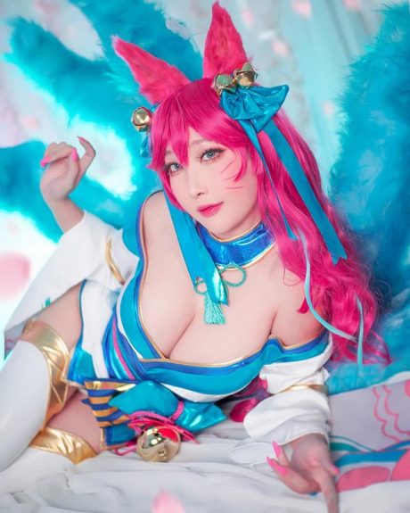 RinnieRiot还原英雄联盟灵魂莲华阿狸COS,精致服饰与妆容尽显灵动仙气