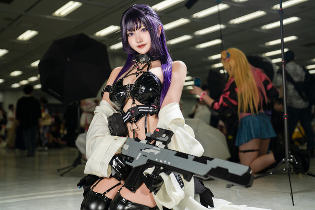 米娅Mia亮相NICONICO超会议 COS《胜利女神：妮姬》米哈拉冷峻造型