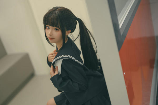 蠢沫沫地铁任务cos写真赏析:柑色制服与车厢剧情的戏剧反差