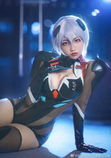你的咩咩不可能那么可爱《EVA》绫波丽COS,科技感战斗服演绎清冷神态