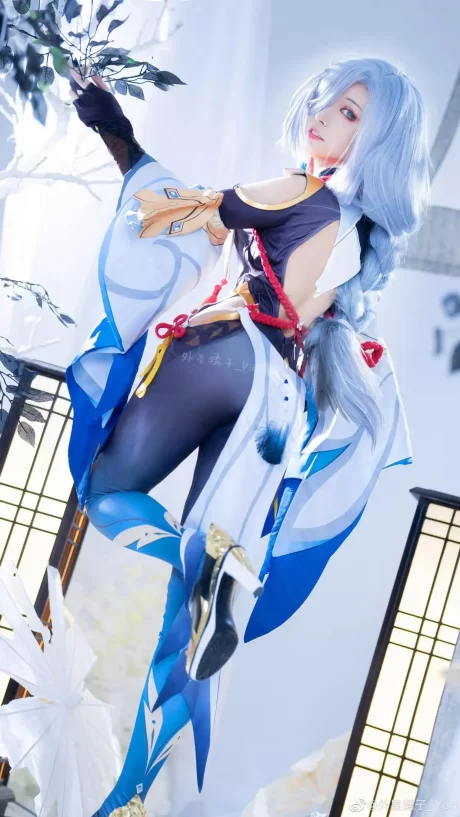 外星嫣子_Yan还原《原神》申鹤COS,冷调光影勾勒出尘的仙家气质