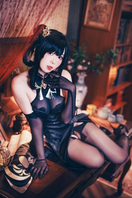 霜月shimo写真还原碧蓝航线镇海COS,黑金华服与古典布景尽显东煌雅韵