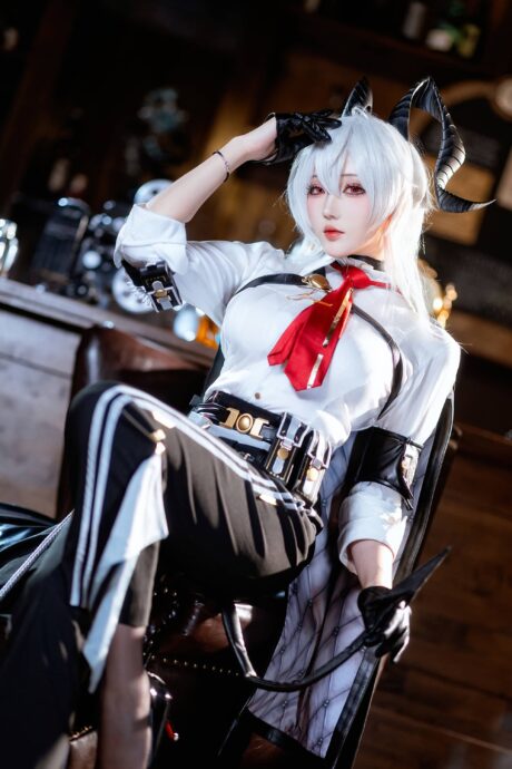瓜希酱COS《鸣潮》赞妮：银发恶魔角搭配利落制服，还原防卫科精英气场