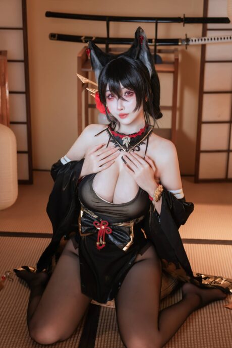 rioko凉凉子《碧蓝航线》近江COS：黑金和风与多尾狐耳的冷峻气场
