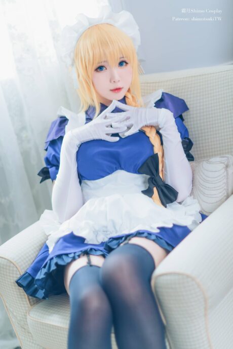 霜月shimo cosplay还原FGO圣女贞德,蓝白裙装勾勒温婉气质